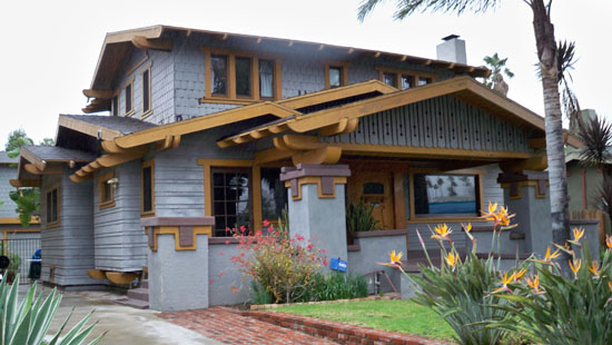 Airplane Bungalow with “Japo-Swiss” Flair